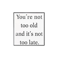 Vierkante emaille speld met tekst You're not too old and it's not too late in wit en zwart - Inspirerende Engelse Quote Stijl (QHXZ3074)