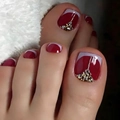 Unghie piedi quadrate rosso scuro lucide con punte French e catene di strass dorate - Design con Strass Francese Borgogna (FW55)