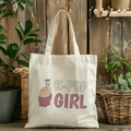 Detail of K-POP GIRL print on white canvas tote bag with heart gesture and wooden background - K-POP Girl Finger Heart Style(11)