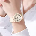 Minimalistische Quarzarmbanduhr für Damen mit beigem Silikonarmband in Lifestyle-Ansicht - Aprikose