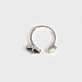 Anillo abierto minimalista con gema negra rectangular y perla blanca en metal plateado - Estilo Perla Y Piedra Negra Tono Plateado