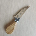 Detalle macro de cuchillo para queso de acero inoxidable con hoja hueca y madera - Cuchillo de corte de queso con mango de madera natural