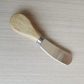 Detalle macro de la hoja de acero inoxidable cepillado y el mango ergonómico de madera - Cuchillo de mantequilla con mango de madera natural
