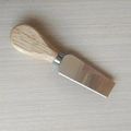 Detalle de pala para queso de acero inoxidable con mango ergonómico de madera - Cuchillo de queso cuadrado con mango de madera natural