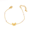 Elegantes Goldarmband mit weißen Perlen und einem rosa Kristall-Schmetterlingsanhänger - Perlen-Schmetterlings-Armband
