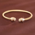 Eleganter goldener gedrehter Kabel-Armreif mit funkelnden strassbesetzten Kugelenden - Gold