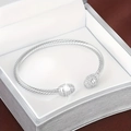 Eleganter silberfarbener C-förmiger gedrehter Kabelarmreif mit glänzenden Strass-Endstücken - Silber