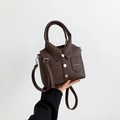 Sac à main marron en forme de chemise avec texture litchi et détails de boutons - 19*6*17 / Marron