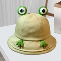 Detail eines grünen Frosch-Anglerhuts mit 3D-Augen und 'Good'-Stickerei auf dem Stoff - Einheitsgröße / Khaki (Erwachsene)