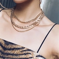 Collier multi-rangs doré pour femme avec plusieurs chaînes superposées sur mannequin - Doré