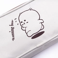 Astuccio in tela bianco crema con simpatica stampa di orso e cerniera marrone scuro - Orso Che Corre