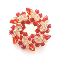 Dettaglio dell'elegante spilla a corona di fiori con strass rossi e foglie d'oro - Stile Ghirlanda Rosso Grande