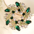Elegante spilla a corona dorata con smeraldi taglio marquise e zirconi scintillanti - Stile Ghirlanda Verde Scuro