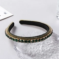 Makroansicht des luxuriösen grünen Kristall-Stirnbands mit Goldkette und Samt - Grünes Zirkonia