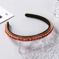 Barock-Haarreif mit roten Kristallen und goldfarbenem Metall auf schwarzem Stoff - Roter Strass
