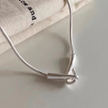 Detailaufnahme einer polierten S925 Sterlingsilber Schlangenkette mit Hakenverschluss - Fischhaken-Schlangenkette / 925er Silber / Silber