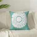 Quadratischer Kissenbezug in Seeblau aus Baumwollleinen mit weißer Blumenstickerei - Lis Samt Blütenblatt (Nur Bezug)