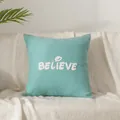 Französischer Kissenbezug in Hellblau mit weißem Believe-Stickerei-Dekor für Sofa - Samt Believe (Nur Bezug)