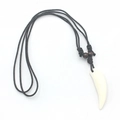 Detalle del colgante diente de lobo con cordón trenzado negro y cuentas de madera - Estilo B - Blanco
