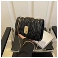 Sac bandoulière noir matelassé avec chaîne dorée et fermoir rotatif carré - Noir