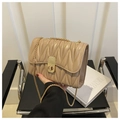 Sac bandoulière matelassé beige avec chaîne dorée, fermoir métallique et surpiqûres en V - Kaki