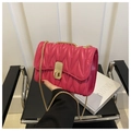 Sac bandoulière matelassé rose avec chaîne dorée et texture en cuir surpiqué - rose vif