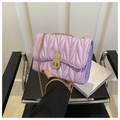 Lavender matelassé quilted chain shoulder bag with elegant gold-tone twist lock - Purple