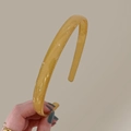 Détail d'un serre-tête jaune en résine brillante pour la coiffure quotidienne simple - Jaune Gingembre Gelée