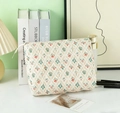Borsa da trucco trapuntata color crema con fiori rossi e chiusura lampo in metallo - Borsa Cosmetica Media (Giardino Francese)