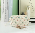 Beauty case trapuntato crema con motivo floreale rosso e decori a vite dorati - Astuccio Piccolo (Giardino Francese)