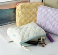 Lot de trois trousses de maquillage matelassées avec nœuds en motifs jaune, violet et blanc - Trousse de Maquillage Moyenne / Sac de Toilette