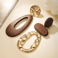 Orecchini asimmetrici in metallo dorato e legno scuro dal design contemporaneo - Stile Legno Martellato Oro Asimmetrico (D1916-1)