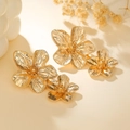 Orecchini a fiore dorati in lega con finitura spazzolata e delicati dettagli in perle sintetiche - Stile Fiore Doppio Strato Oro Spazzolato (D2070-1)
