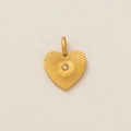 Detailopname van 18k vergulde hartvormige hanger met zonnestraalstructuur en kristal - Stralend Hart Hanger Zonder Ketting