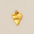 Vue détaillée d'un pendentif cœur doré avec texture artisanale et gravure latine - Pendentif Cœur Seul (Sans Chaîne)