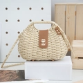 Cremefarbene Stroh-Handtasche mit brauner Lederklappe und goldenem Drehverschluss - Gebrochenes Weiß
