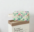 Trousse à maquillage fleurie matelassée blanc crème avec poignée souple et zip - Petit Sac de Poignet - Fleur Violette