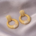 Orecchini a corda ritorta placcati oro con zirconi brillanti su sfondo di seta - Stile Oro con Texture Intrecciata (E-115-Gold)