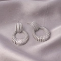 Orecchini a cerchio ritorti in argento con zirconi su un elegante tessuto di seta - Stile Argento con Texture Intrecciata (E-115-Silver)