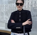 Dettaglio giacca corta nera stile militare con colletto alla coreana e bottoni argento - S / Bottoni Argento