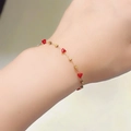Pulsera de acero dorado con colgantes de corazón rojos y cuentas cuadradas en muñeca - Pulsera de cadena cuadrada de cristal rojo - Dorado