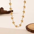 Collier étoile de mer doré 18 carats avec pendentifs texturés mats sur une chaîne à maillons - Collier Chaîne Étoiles de Mer Liées (H491) / Or
