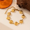 Bracelet en acier inoxydable doré avec huit breloques coquillages texturées et fermoir mousqueton - Bracelet Chaîne Coquillages Liés (E2126) / Or