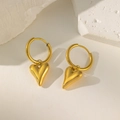 Elegantes pendientes de corazón dorado con colgantes 3D pulidos sobre piedra - Pendientes de corazón / Dorado