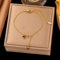 Elegantes vergoldetes Edelstahl-Gliederkettenarmband mit zwei roten Herzanhängern - Emailliertes Herz Armband (Gold)