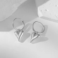 Elegantes pendientes de aro minimalistas con colgante de corazón en acero de titanio - Pendientes de corazón / Color acero