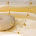 Collar de acero inoxidable bañado en oro de 18k con siete delicados colgantes de conchas - Collar de Siete Conchas Enlazadas (H179) / Dorado