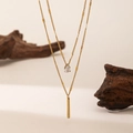 Collar de doble capa en acero de titanio dorado con circonita pera y colgante de barra recta - Estilo Barra Cuadrada Gota de Agua Doble Capa (H371) / Dorado
