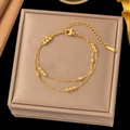 Detail van de gelaagde gouden kralen enkelband met karabijnsluiting en verlengketiing - Dubbele Laag Gouden Kraal Stijl (B91)