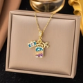 Collier de voyage doré avec pendentif valise Happy Travel colorée et appareil photo - Voyage Photo Global (Appareil Photo, Avion & Valise) Collier (Or)